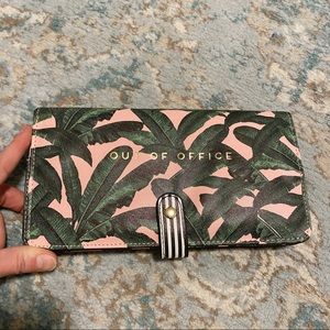 🌴 “Out of Office” Travel Clutch ✈️